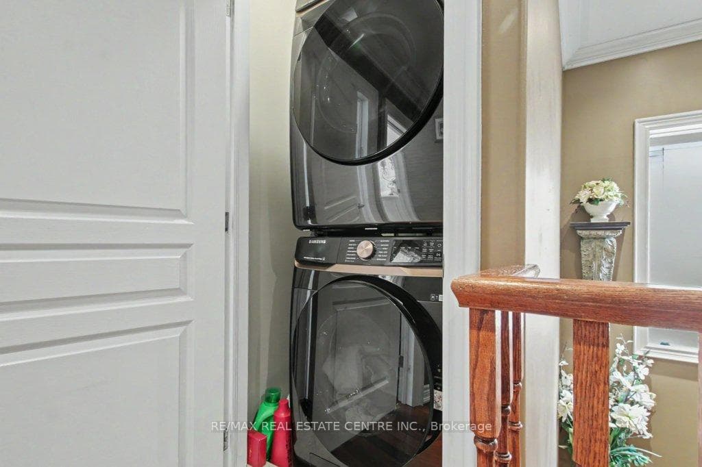 284 Normanhurst Avenue photo 35