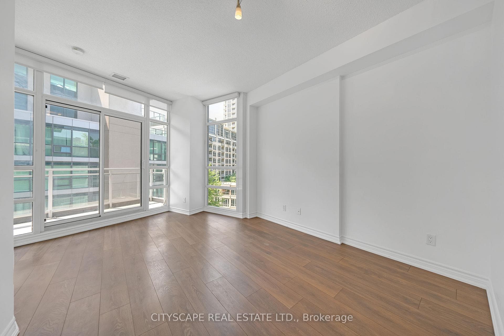 15 Bruyeres Mews Unit 609 photo 11