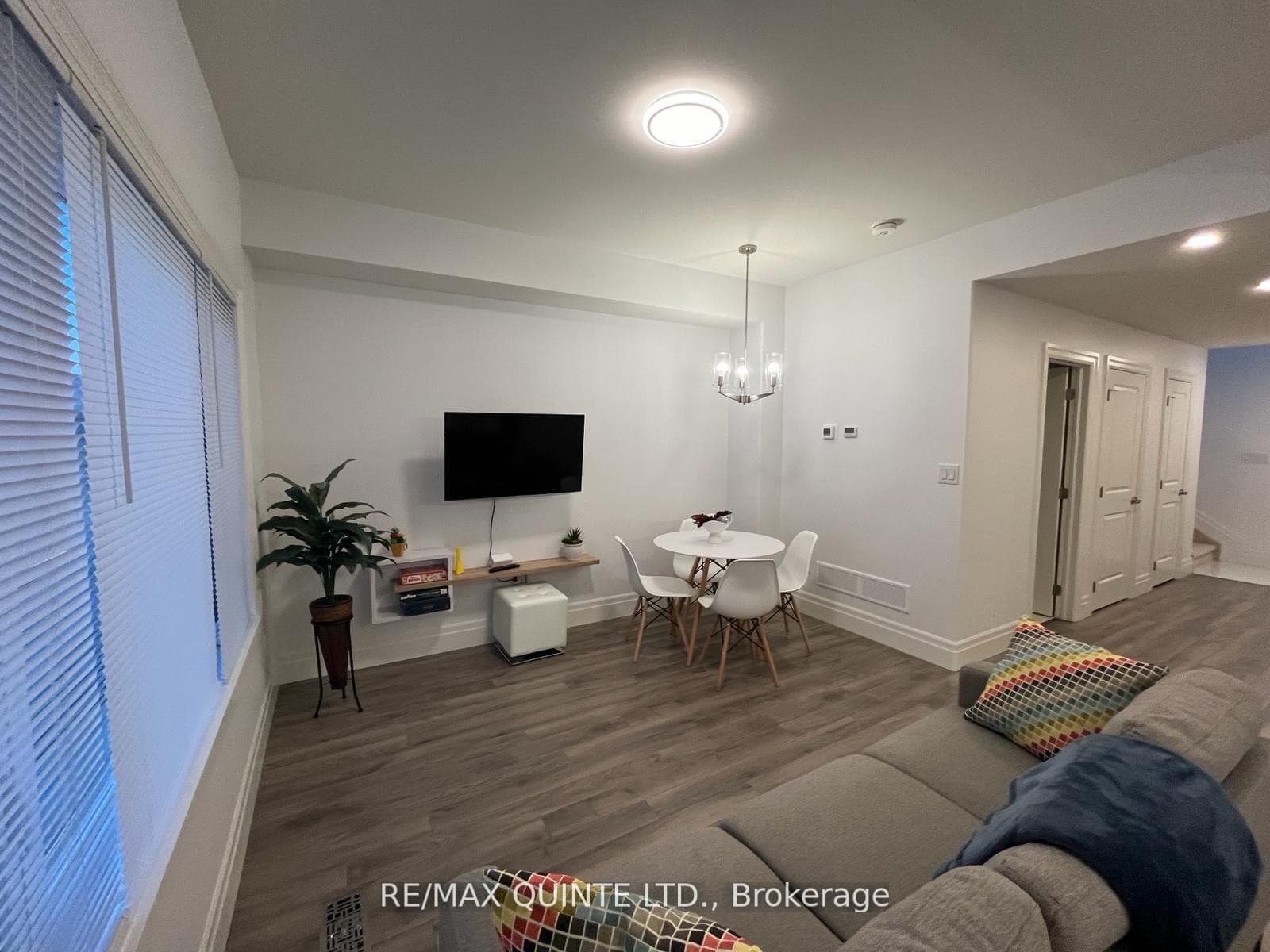 54 Campbell Crescent photo 8