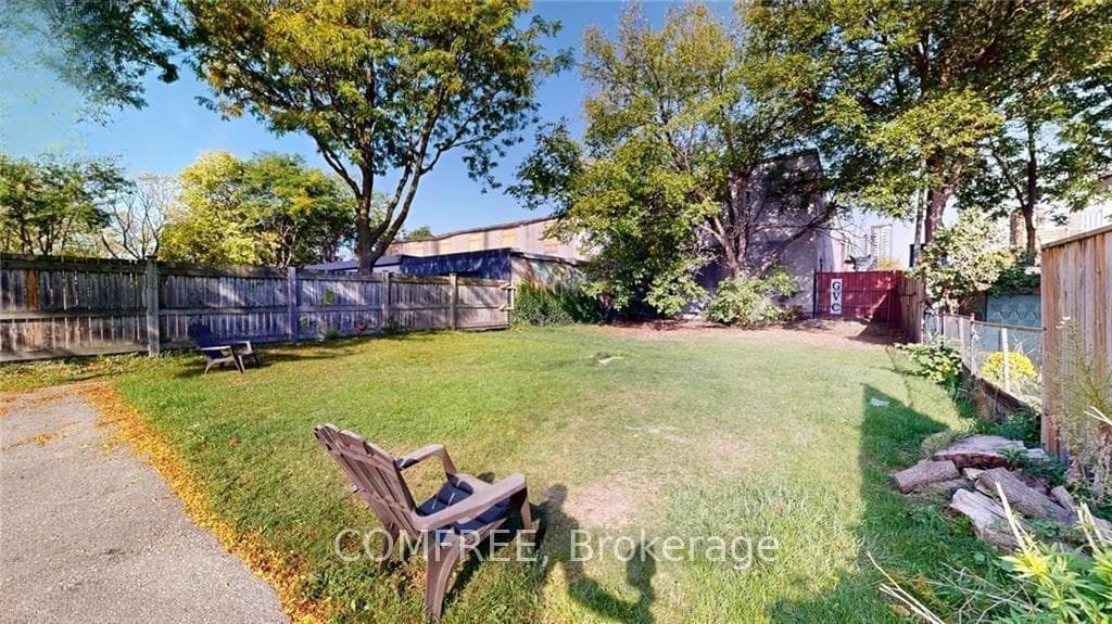 184 Simcoe Street photo 35