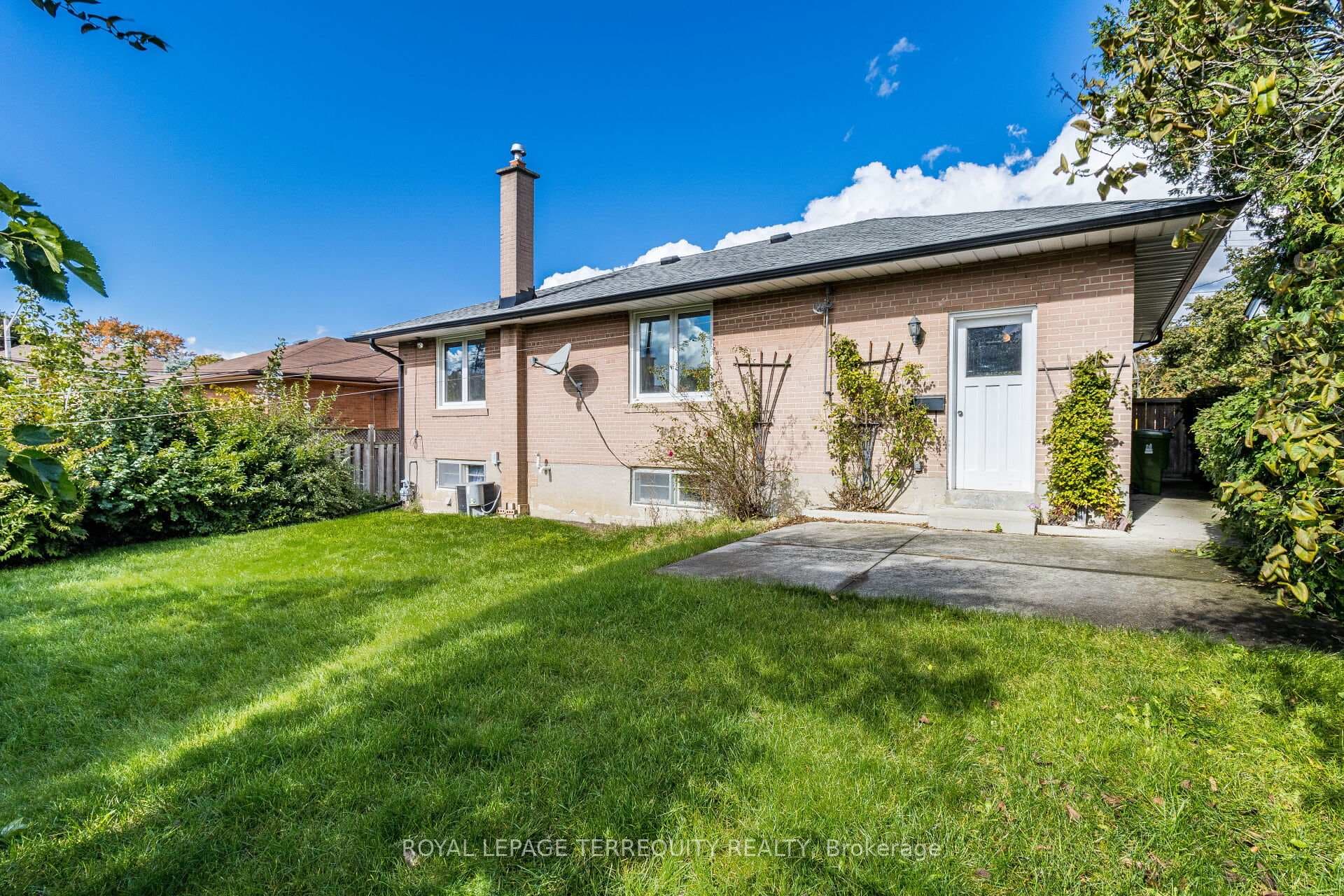 390 Renforth Drive photo 34