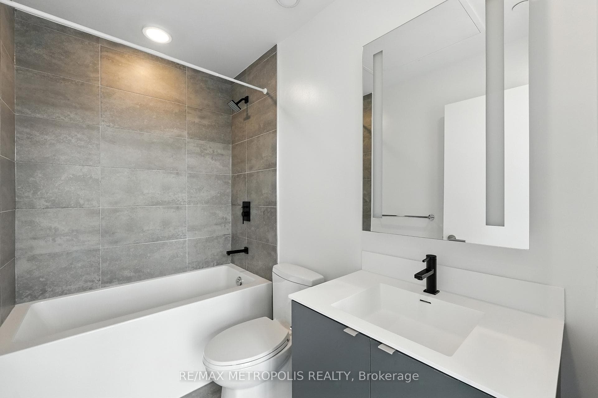 500 Dupont Street Unit 815 photo 9