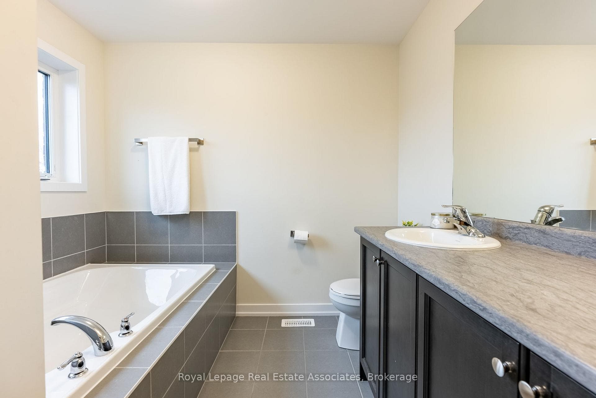 48 Hawick Crescent photo 22