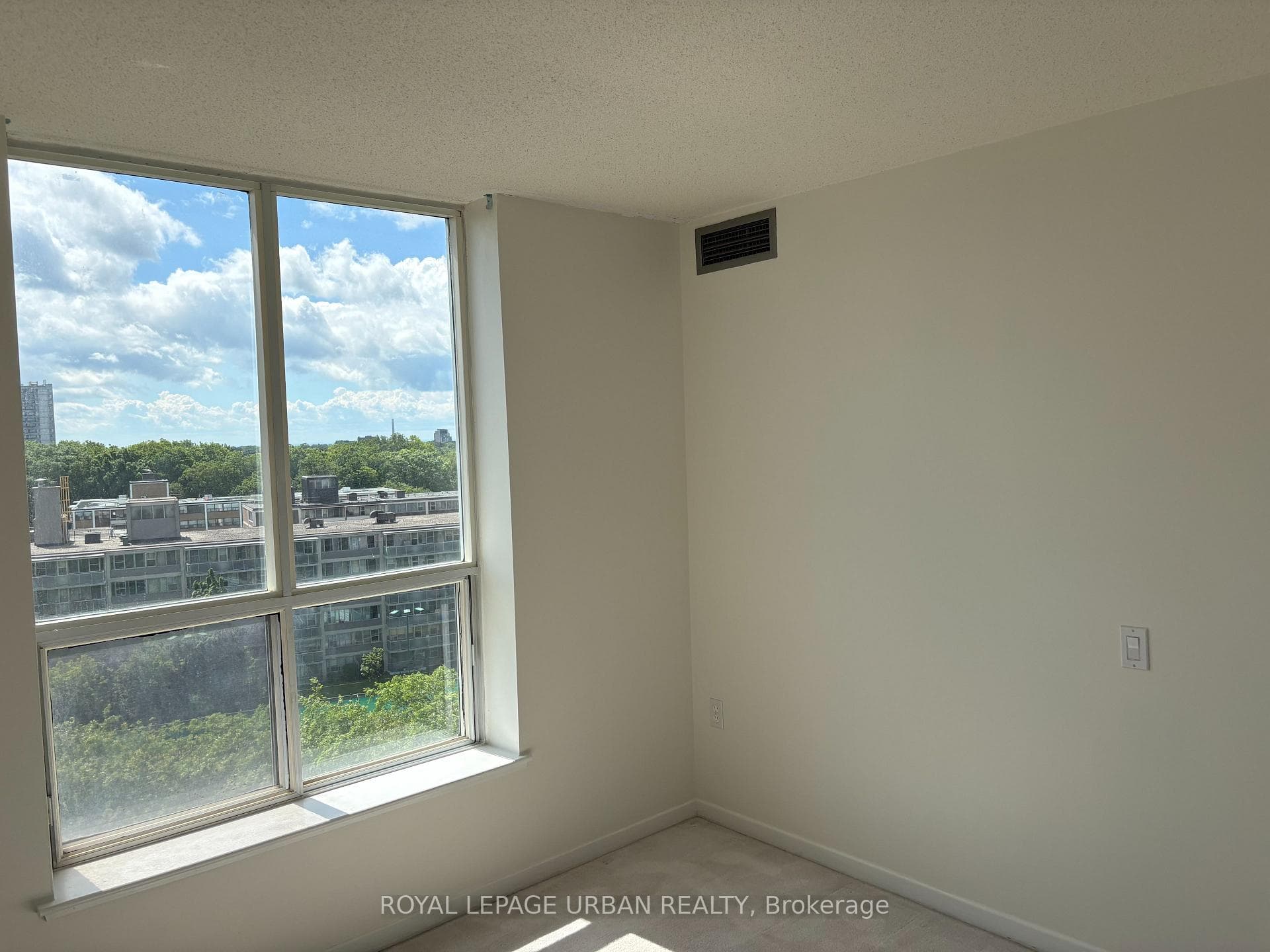 21 Overlea Boulevard Unit 902 photo 13