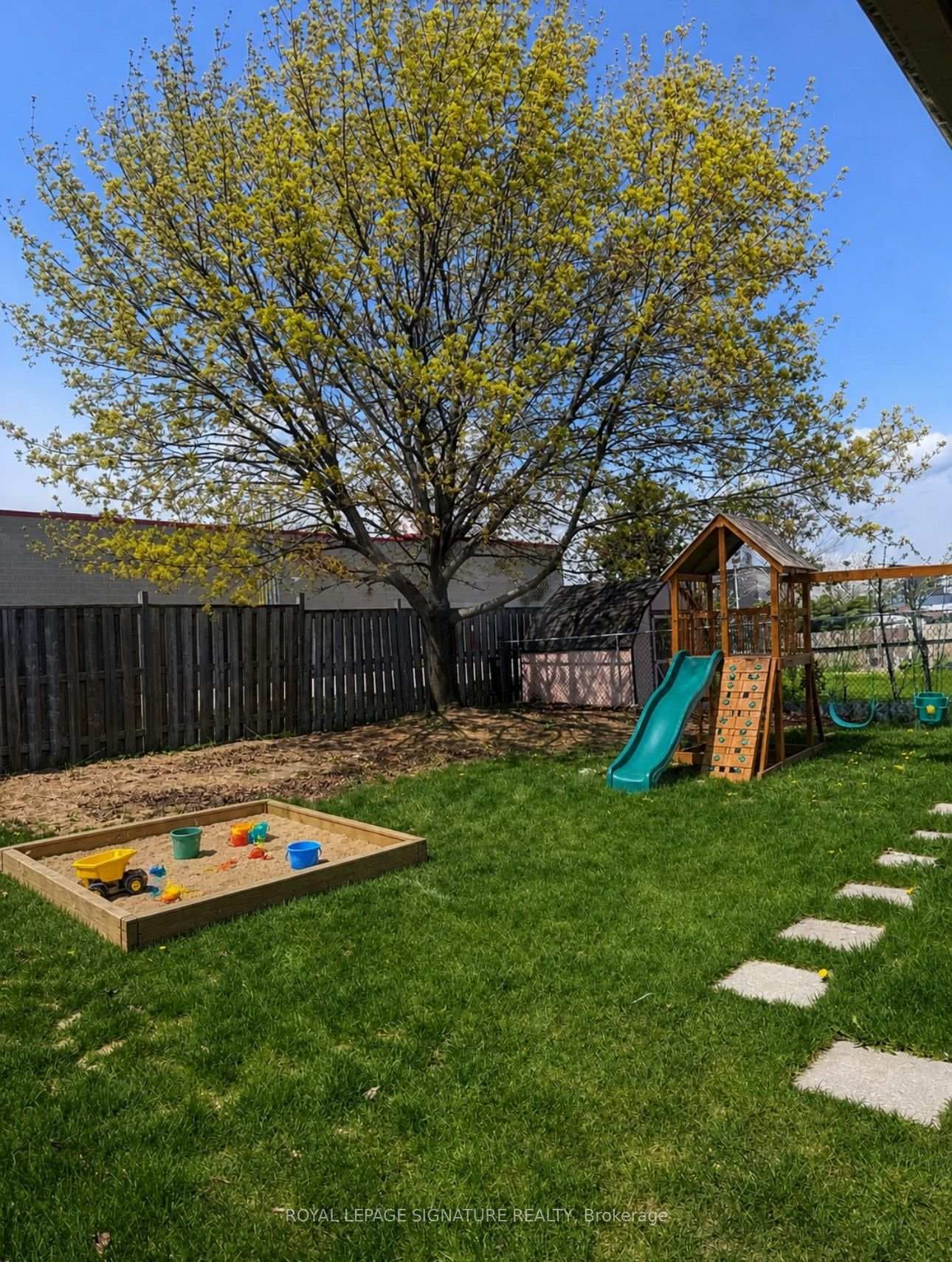 66 Victor Boulevard photo 5