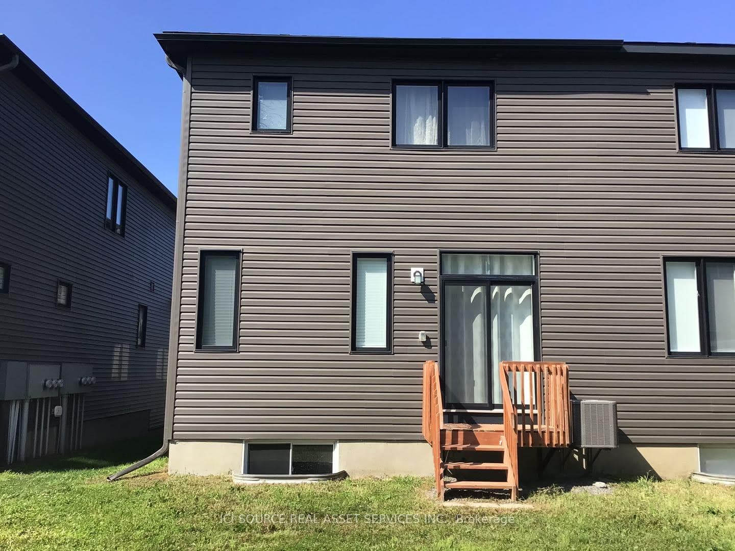 1018 Speedvale Court photo 2
