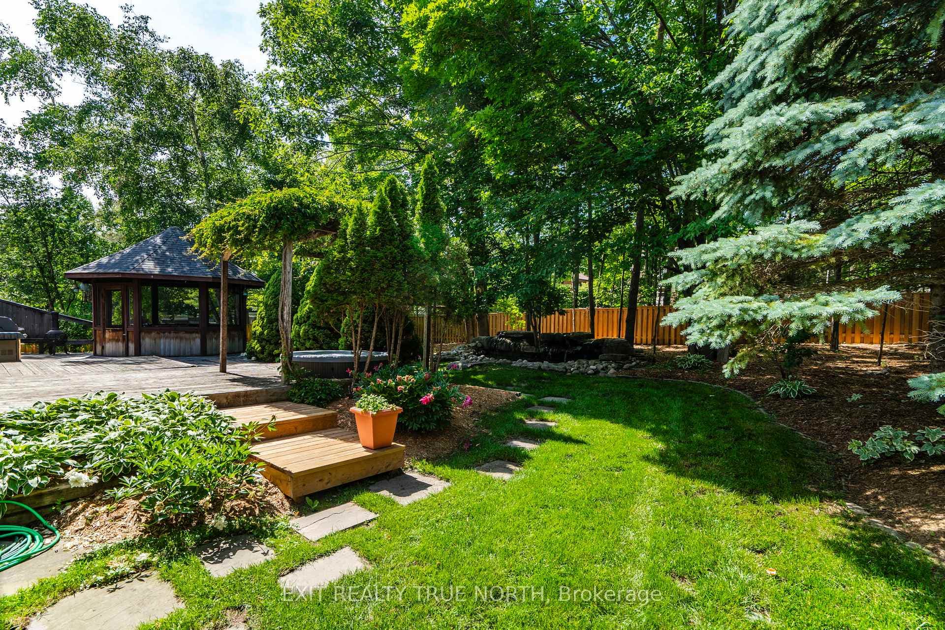 14 Rosewood Avenue photo 42