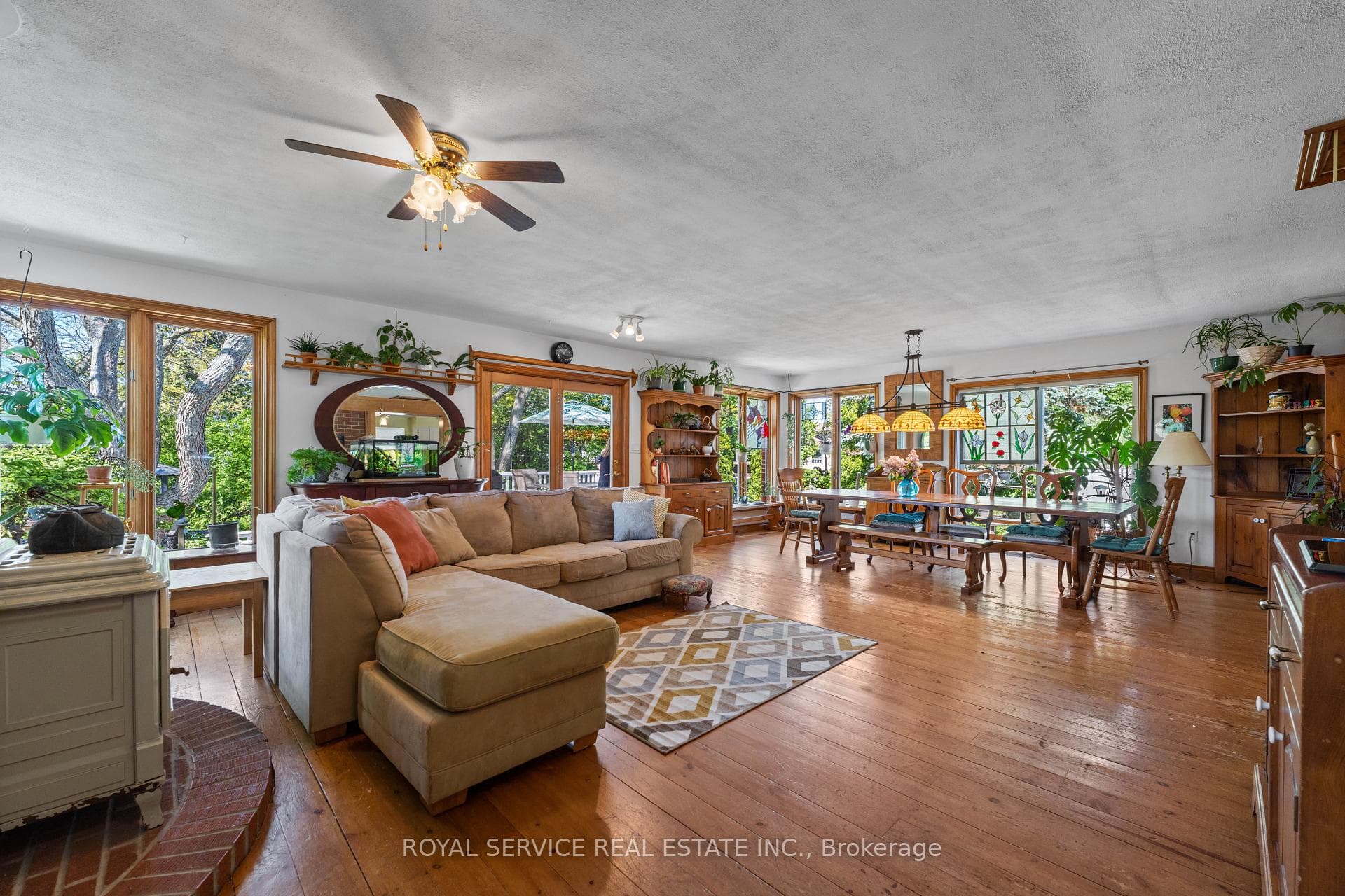 664 Hayden Crescent photo 5