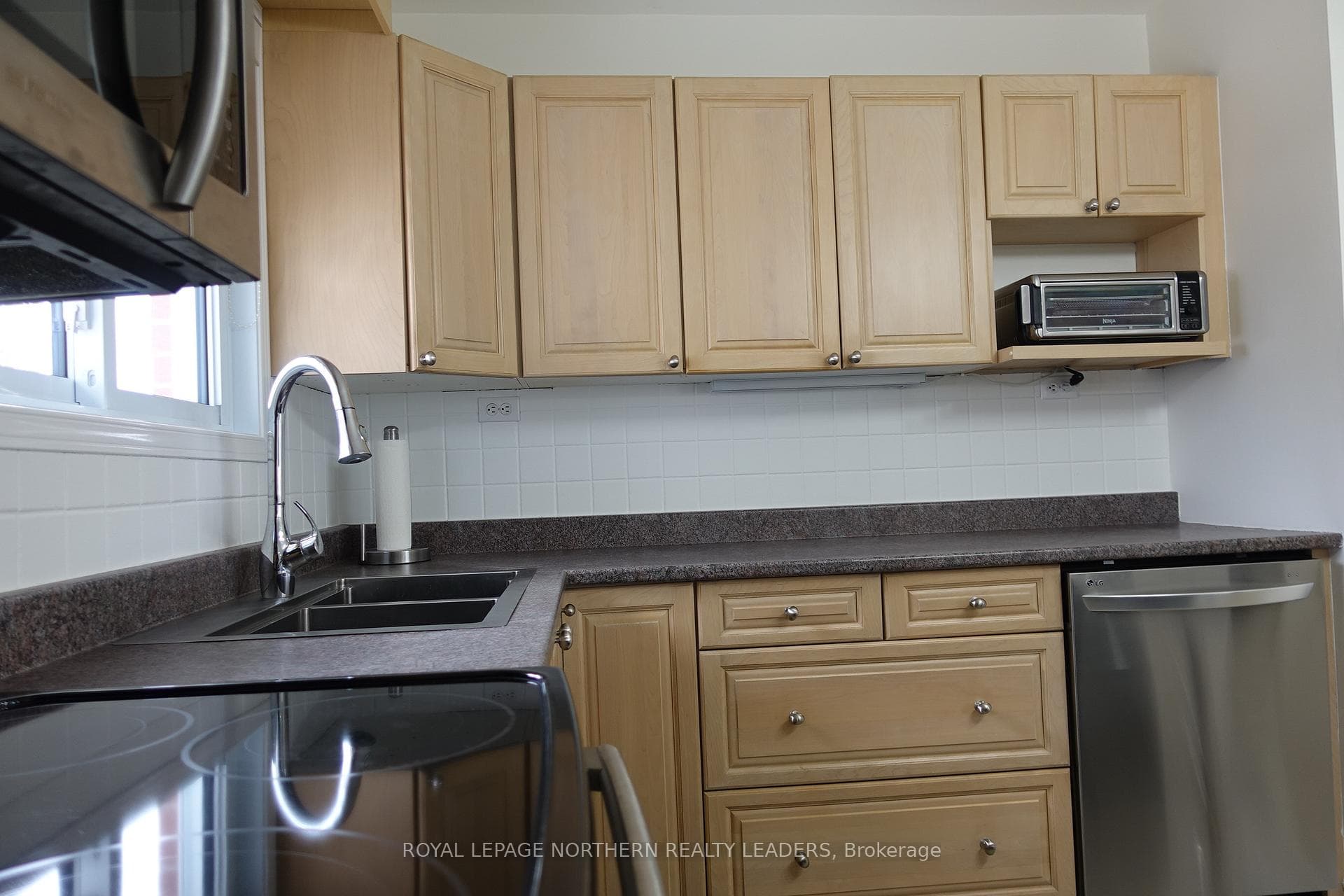 671 Melrose Boulevard photo 21
