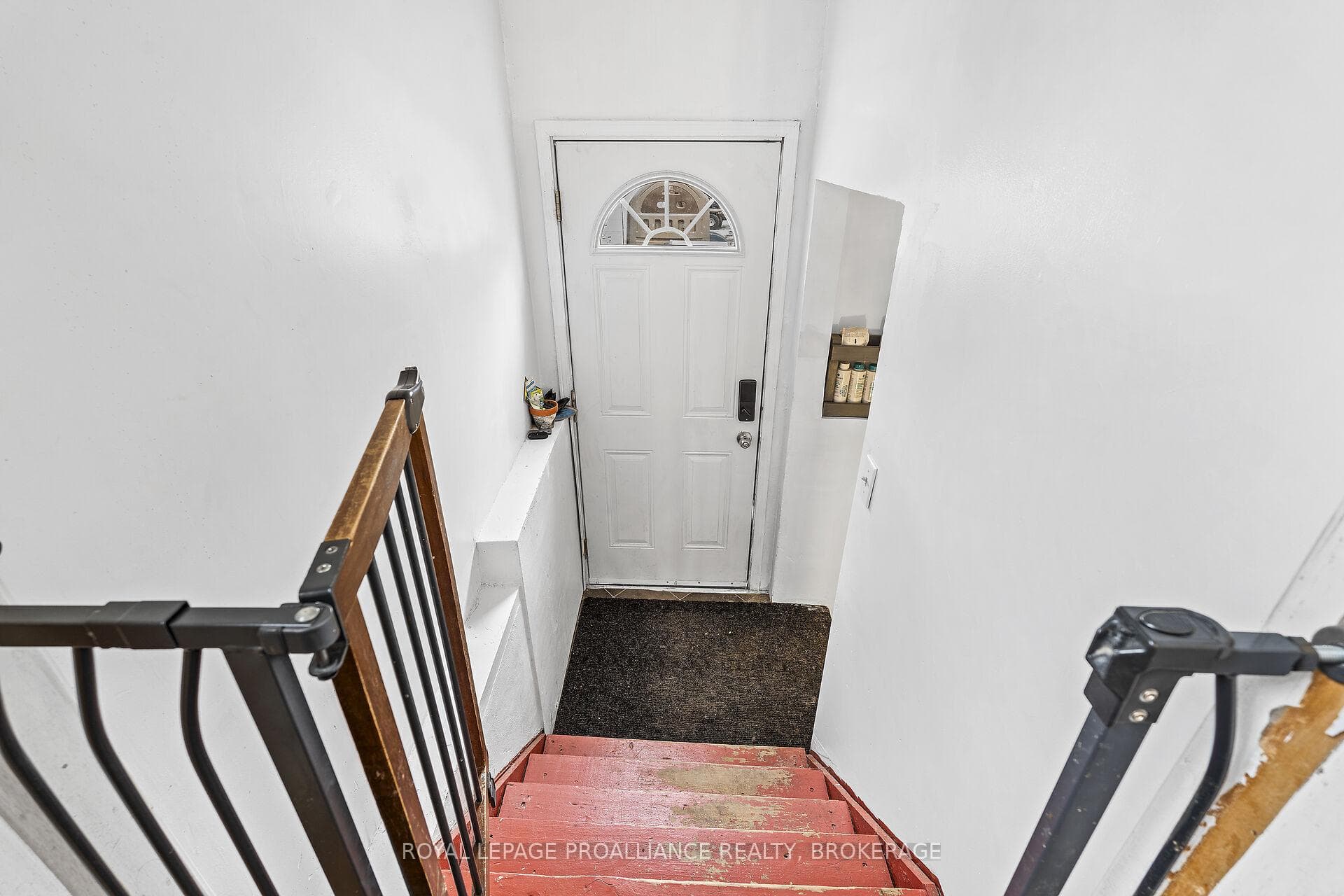 619 Macdonnell Street photo 19