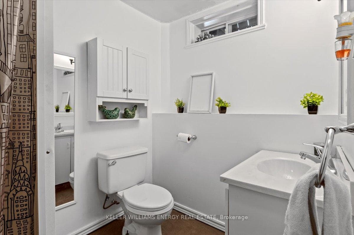 790 Bennett Crescent photo 35