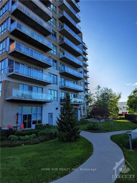 330 TITAN Unit 1210 photo 1