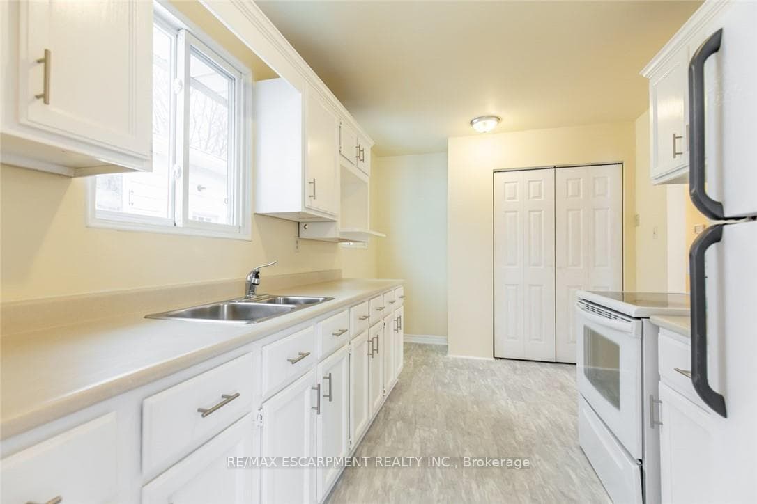 16 GARROW Drive photo 5