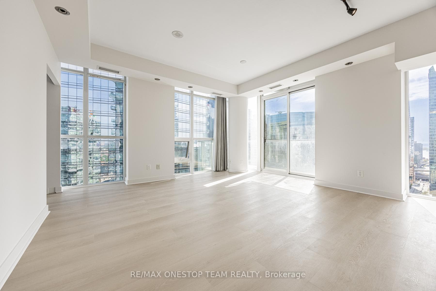 126 Simcoe Street Unit 2608 photo 11