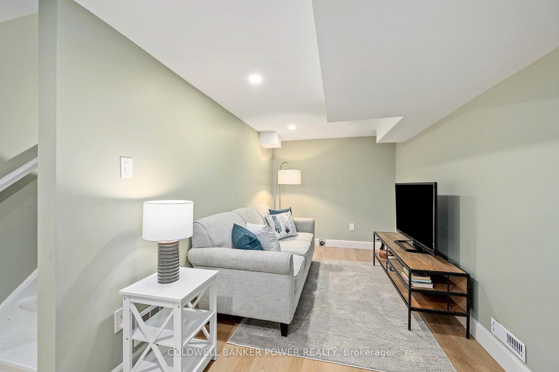 8 Eastman Avenue photo 19