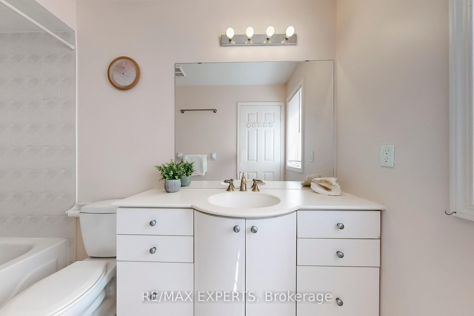 84 Piperbrook Crescent photo 32