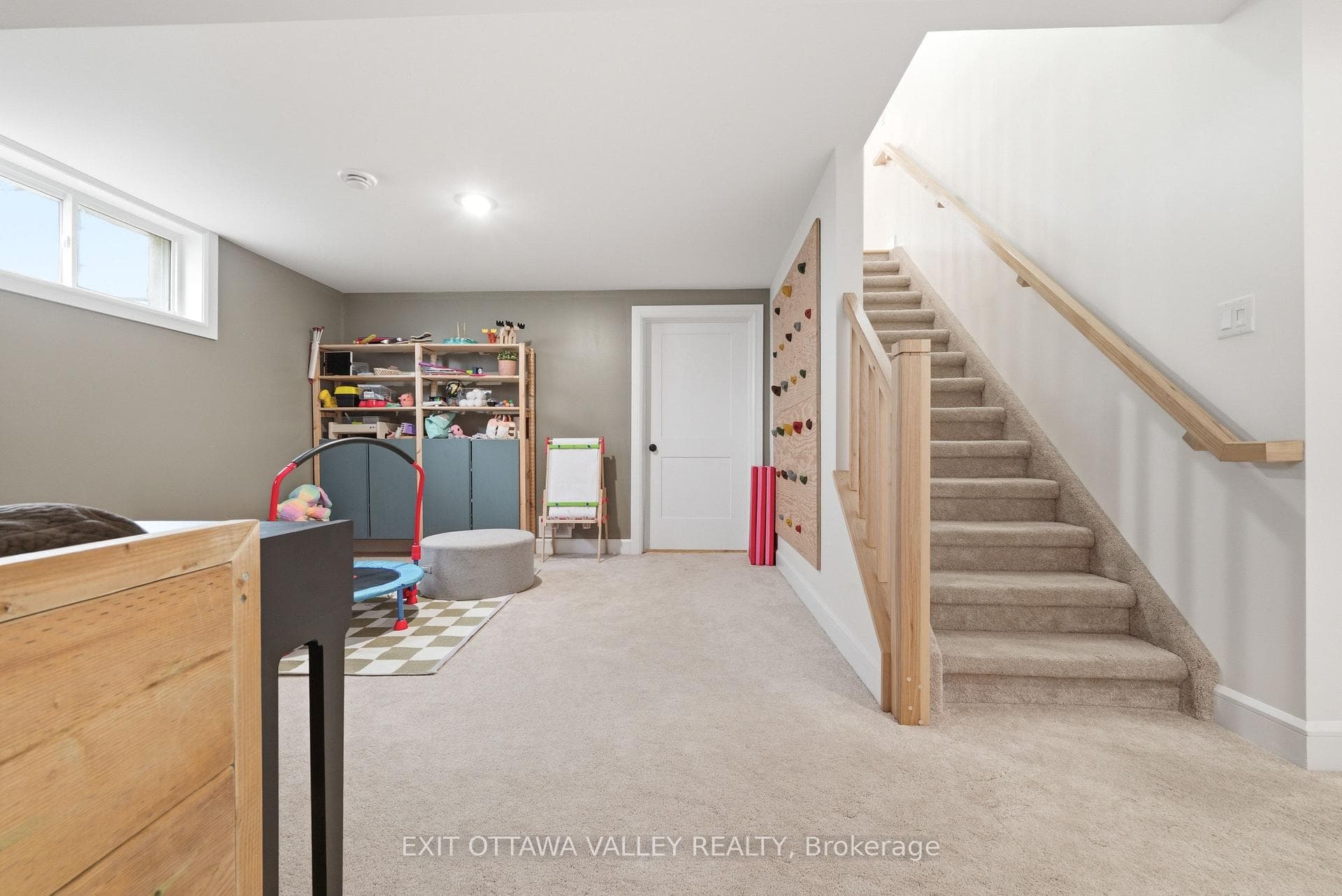 1038 Beatty Crescent photo 38
