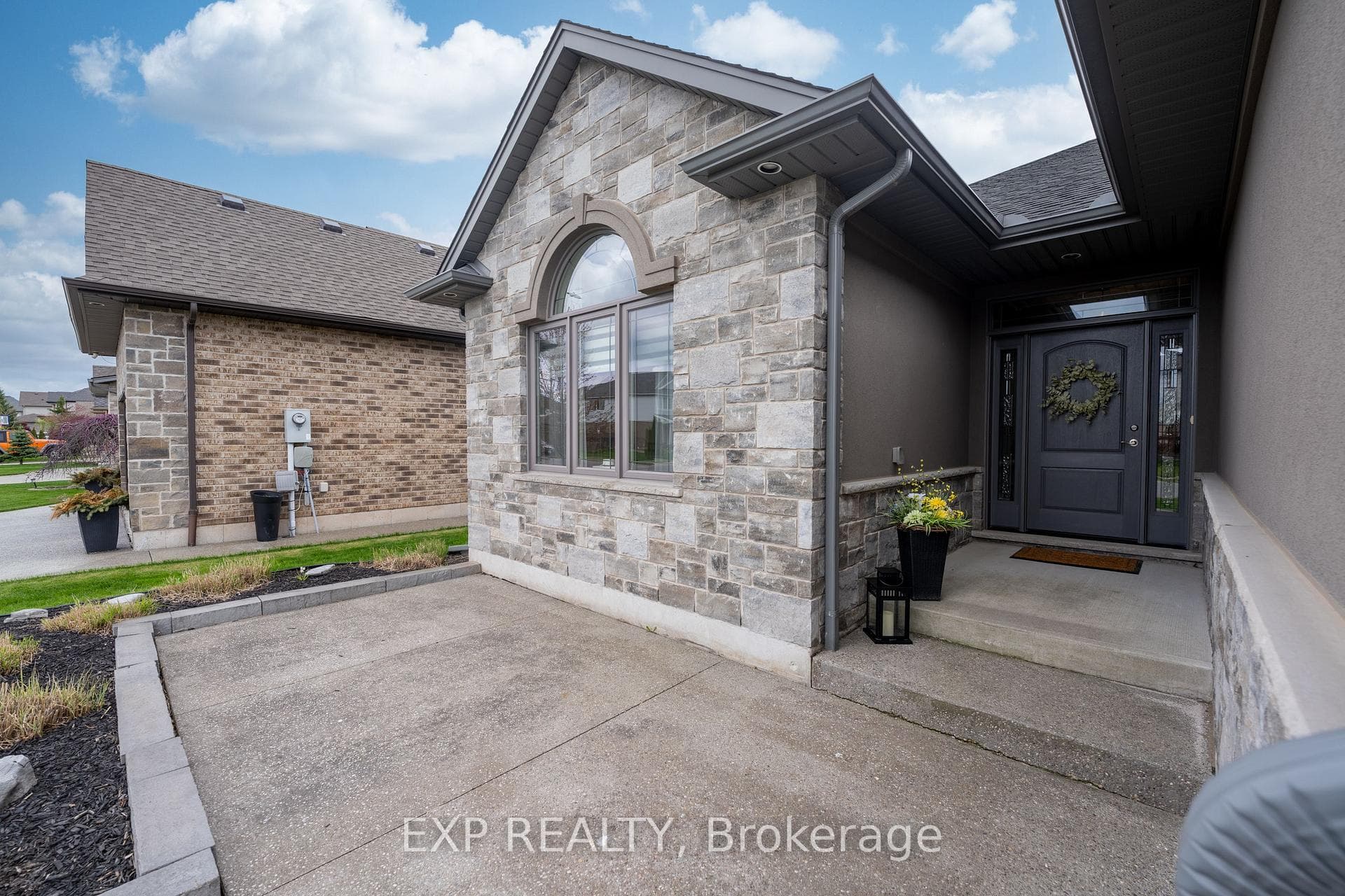8736 Angie Drive photo 5
