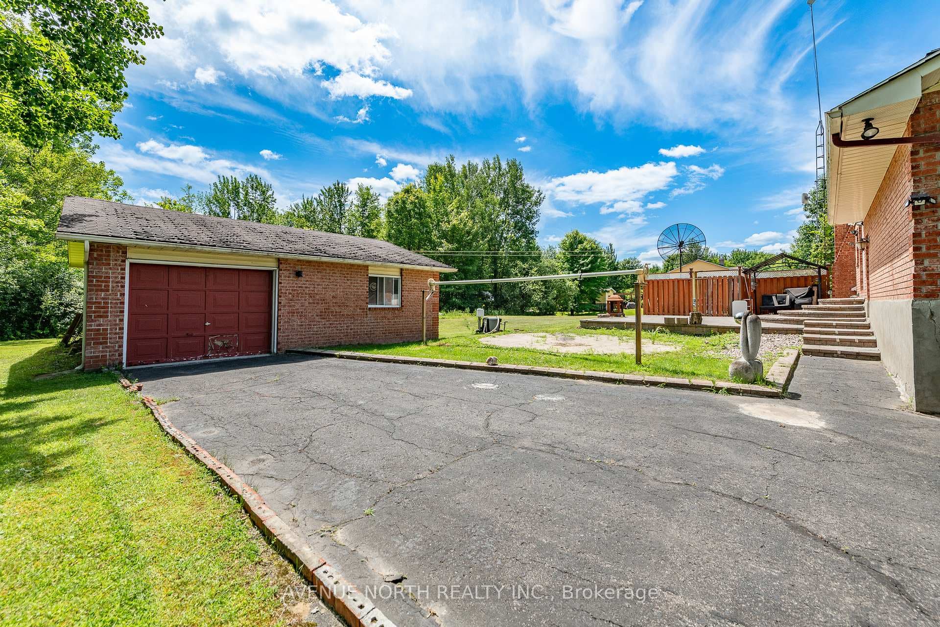 Detached Garage.