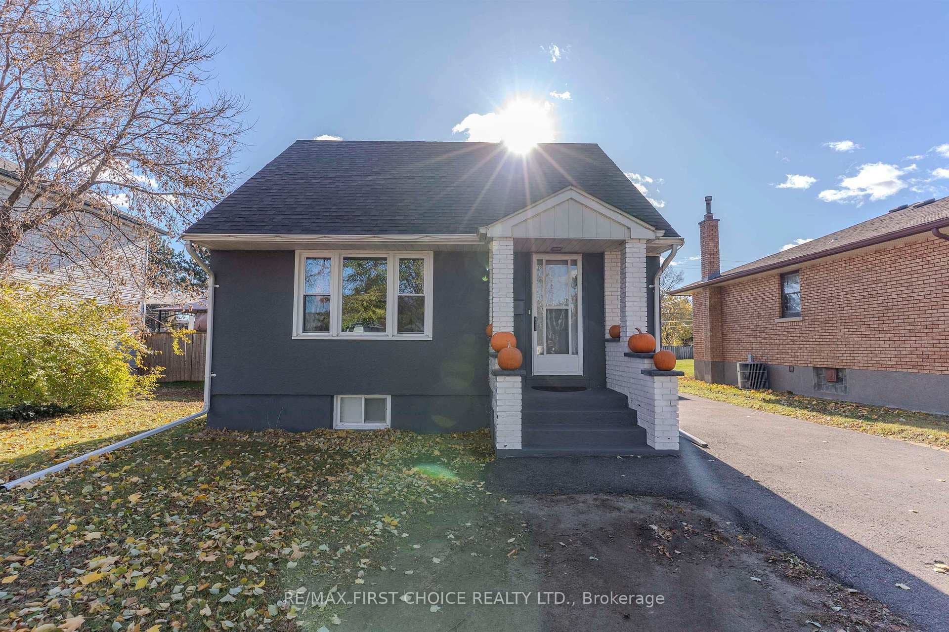 2218 Moodie Street photo 27