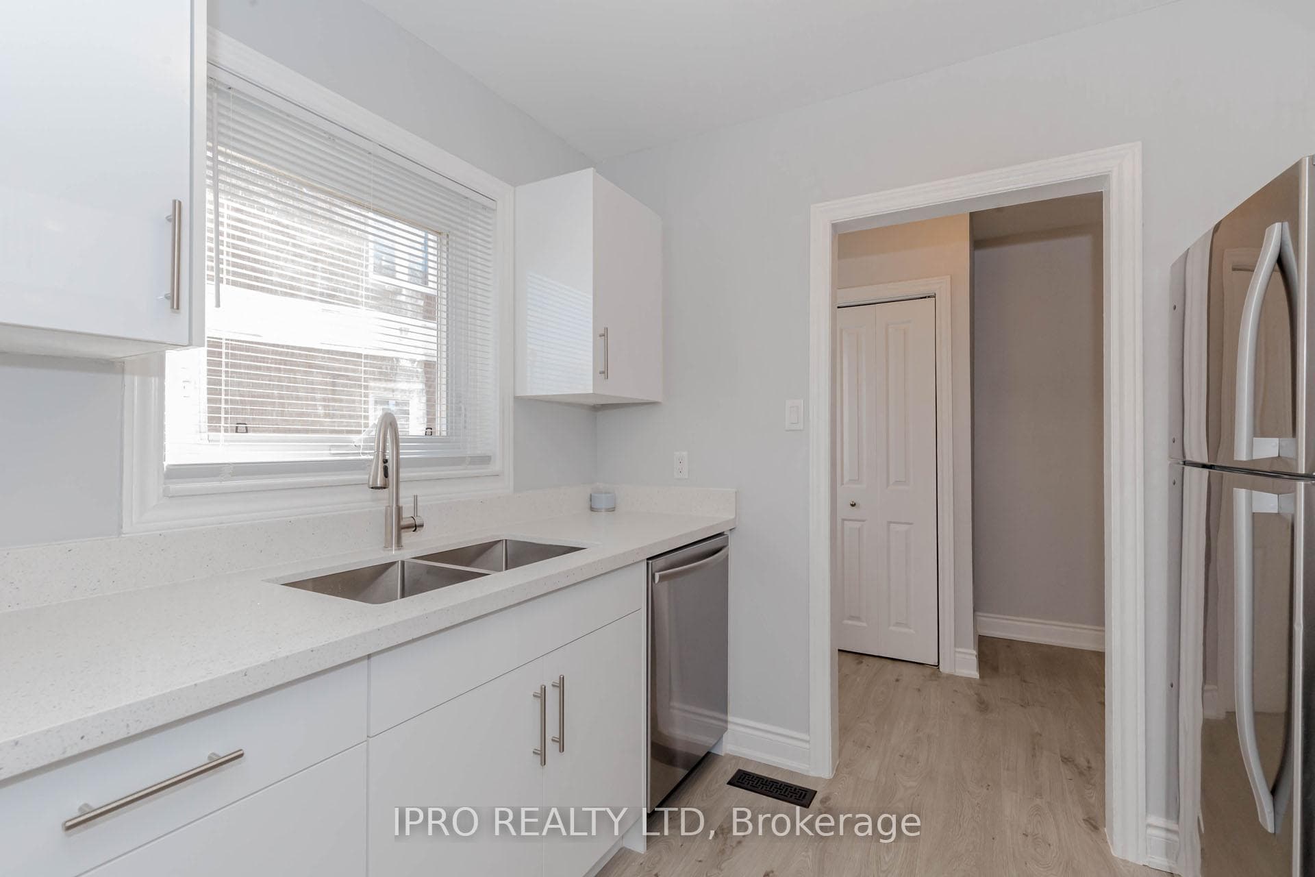 17 Town House Crescent photo 6