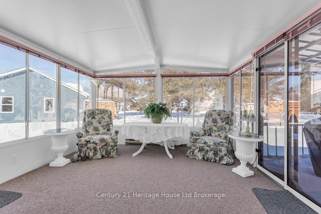 Large sunroom with parkette view