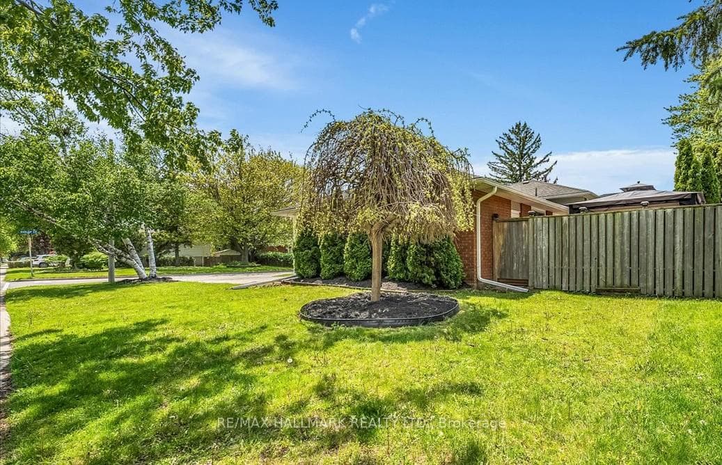 Sideyard can be fenced in for add'l outdoor living