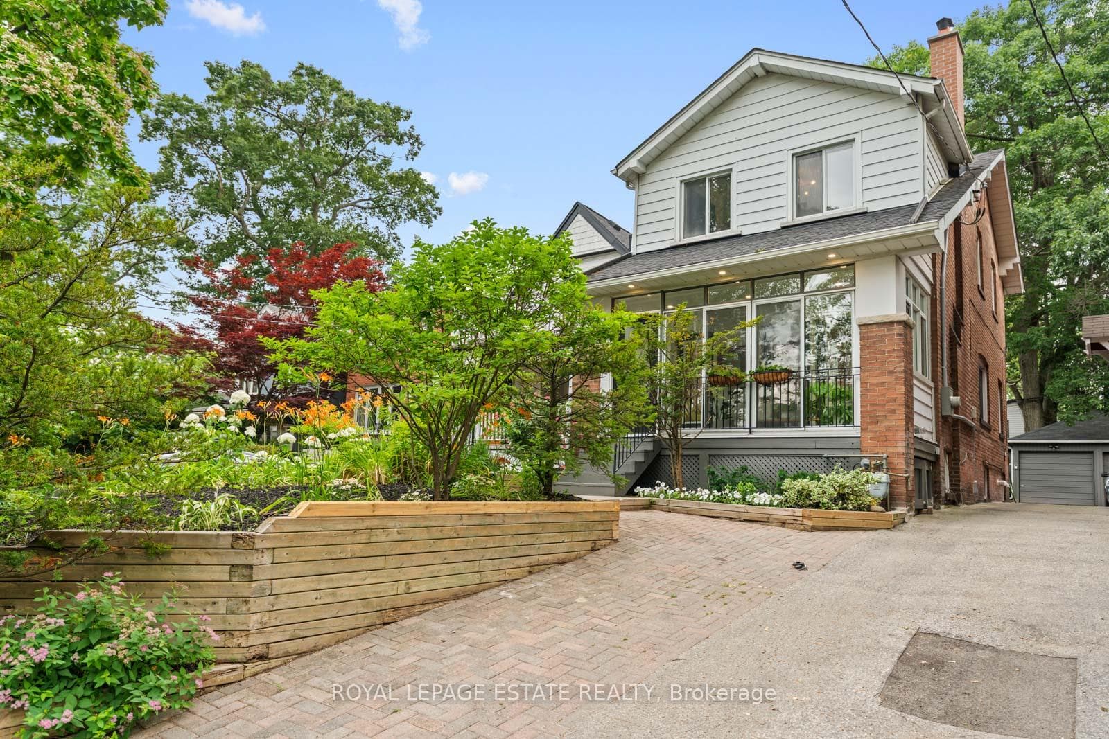 160 Silver Birch Avenue photo 1