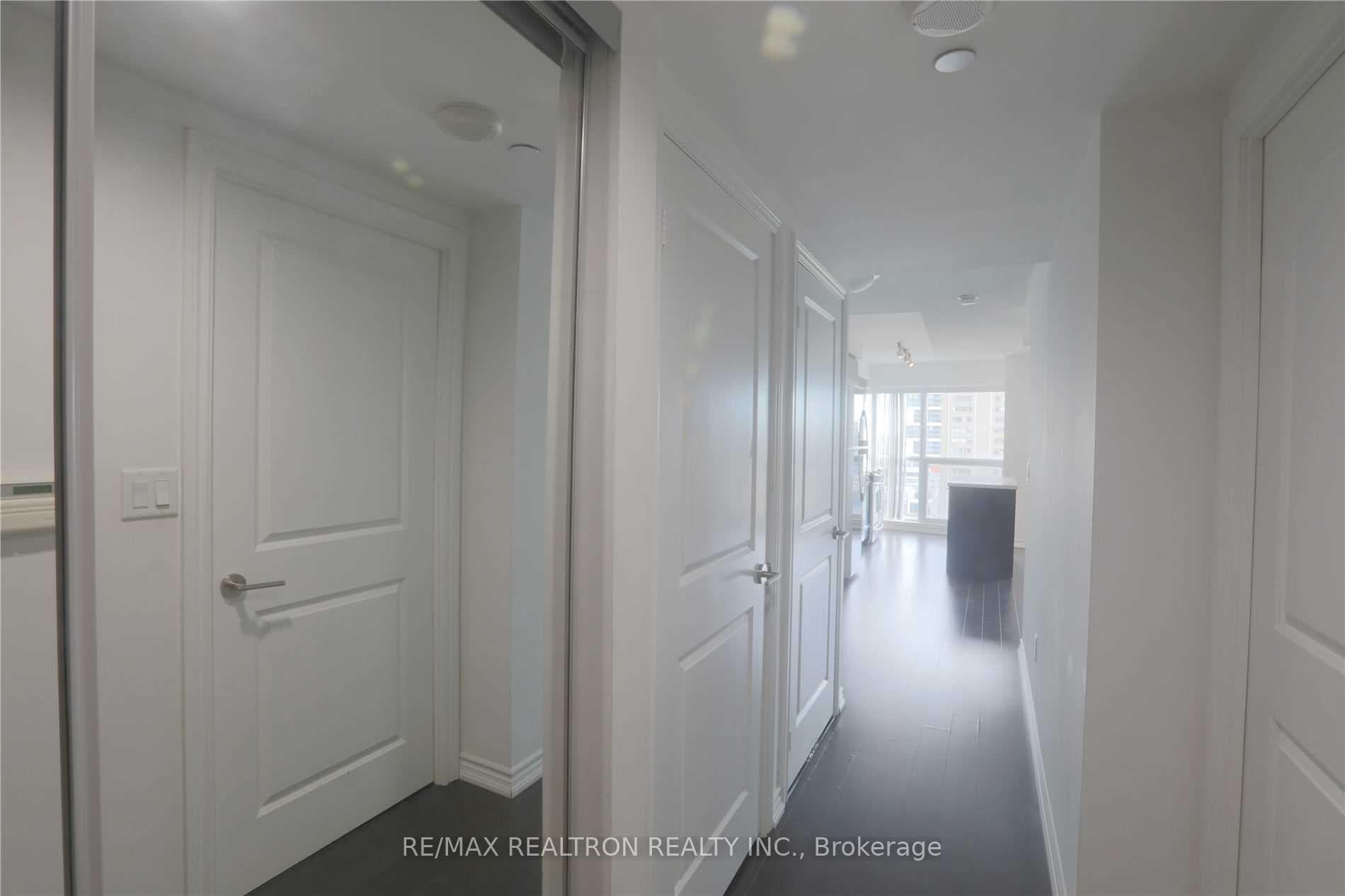 386 Yonge Street Unit 807 photo 3