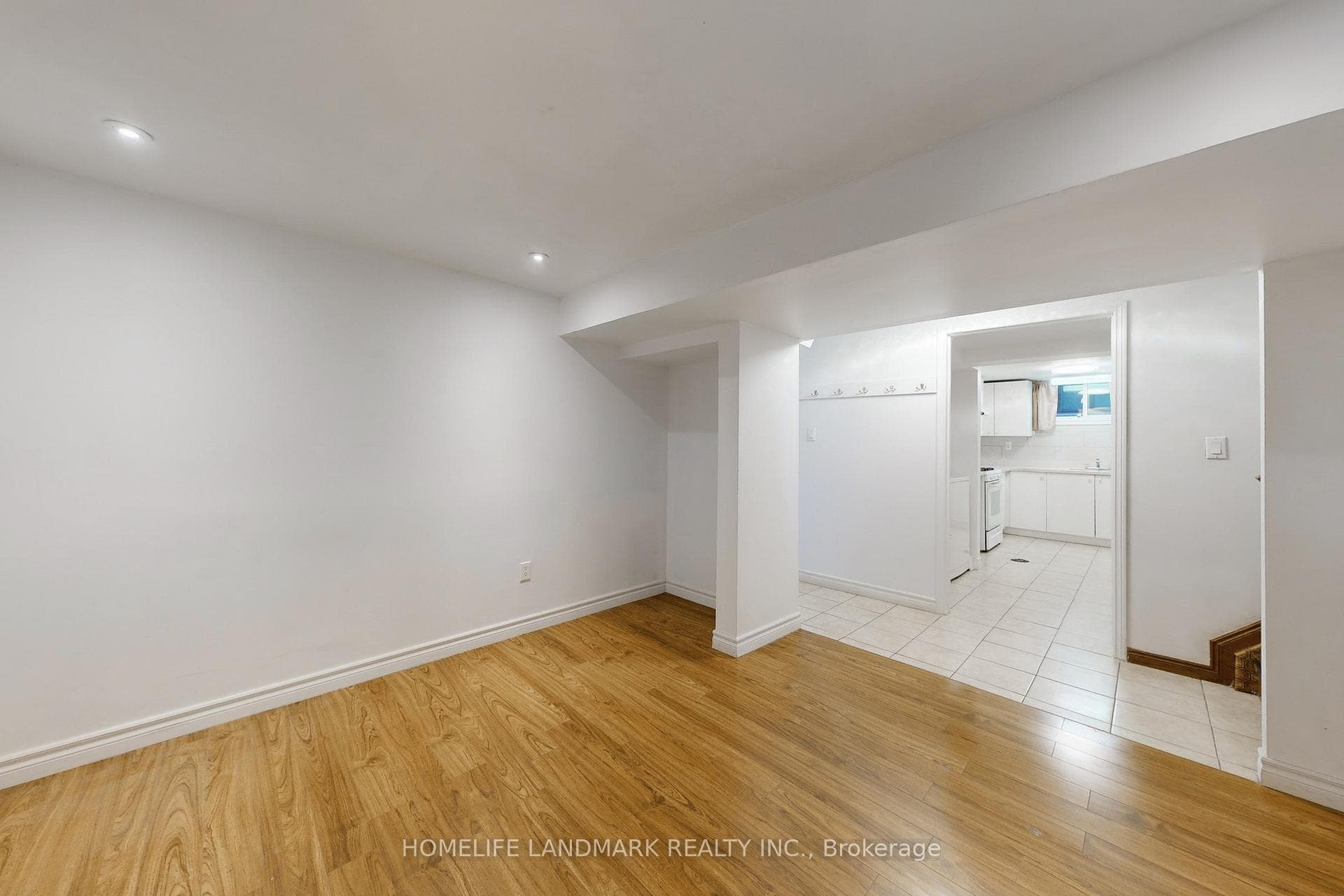 552 Queen Victoria Drive photo 32