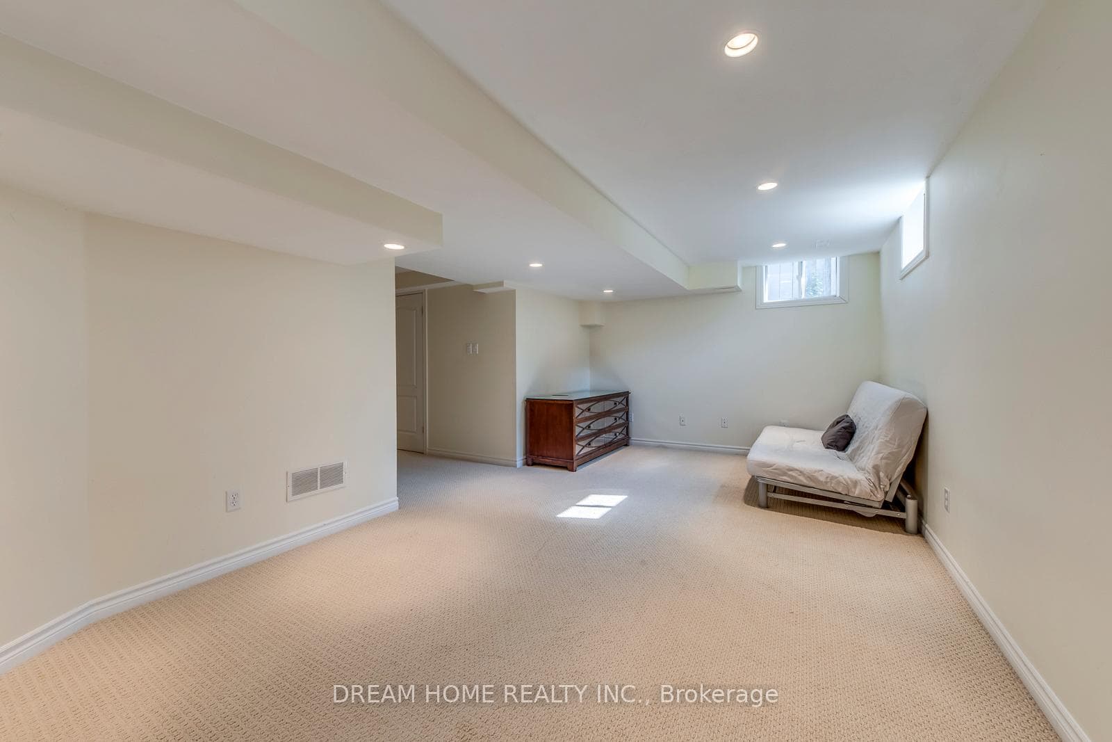 1281 GLENROSE Crescent photo 37
