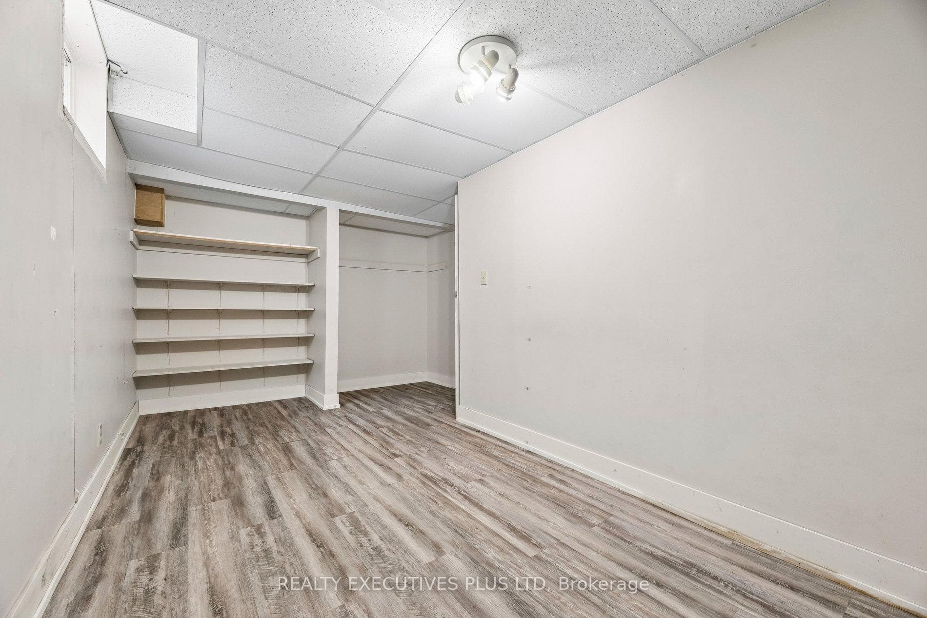 693 Barnes Crescent photo 37