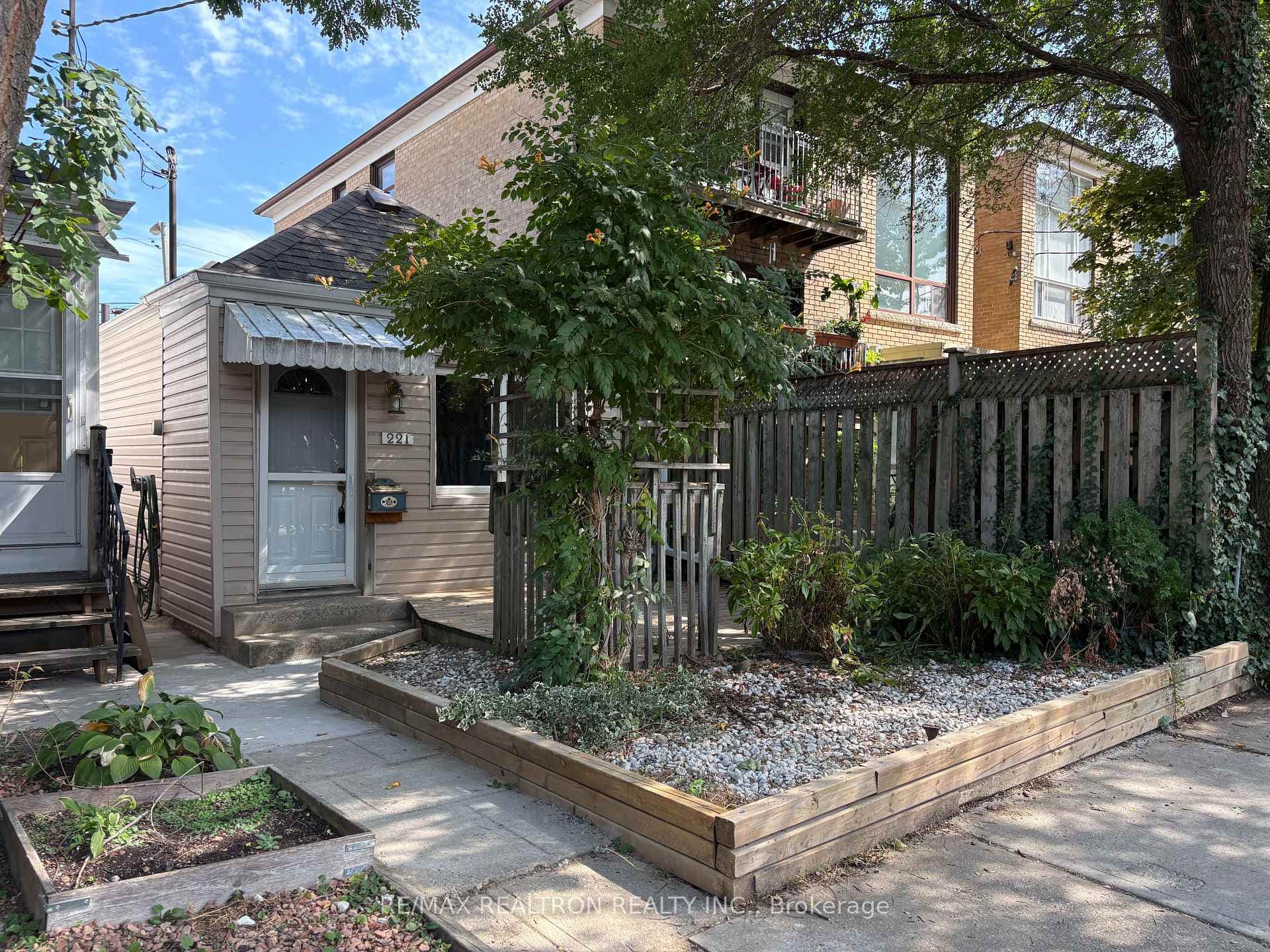 221 Winnett Avenue photo 1