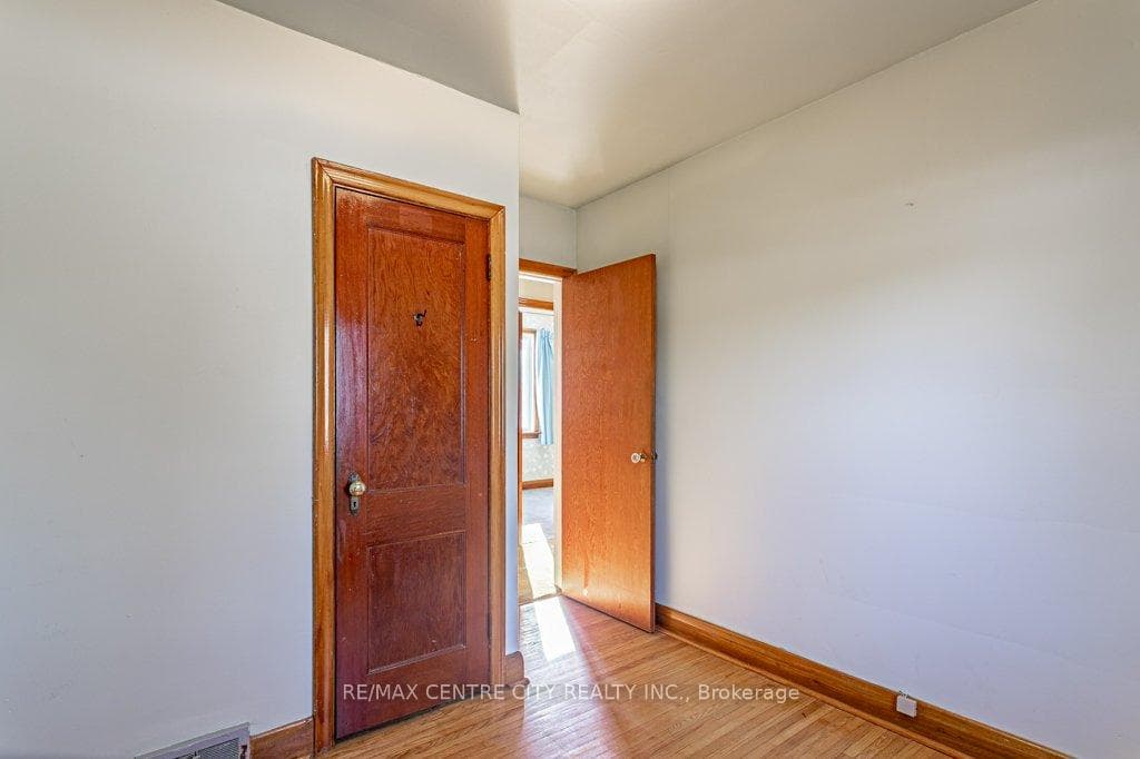 1429 Brydges Street photo 17