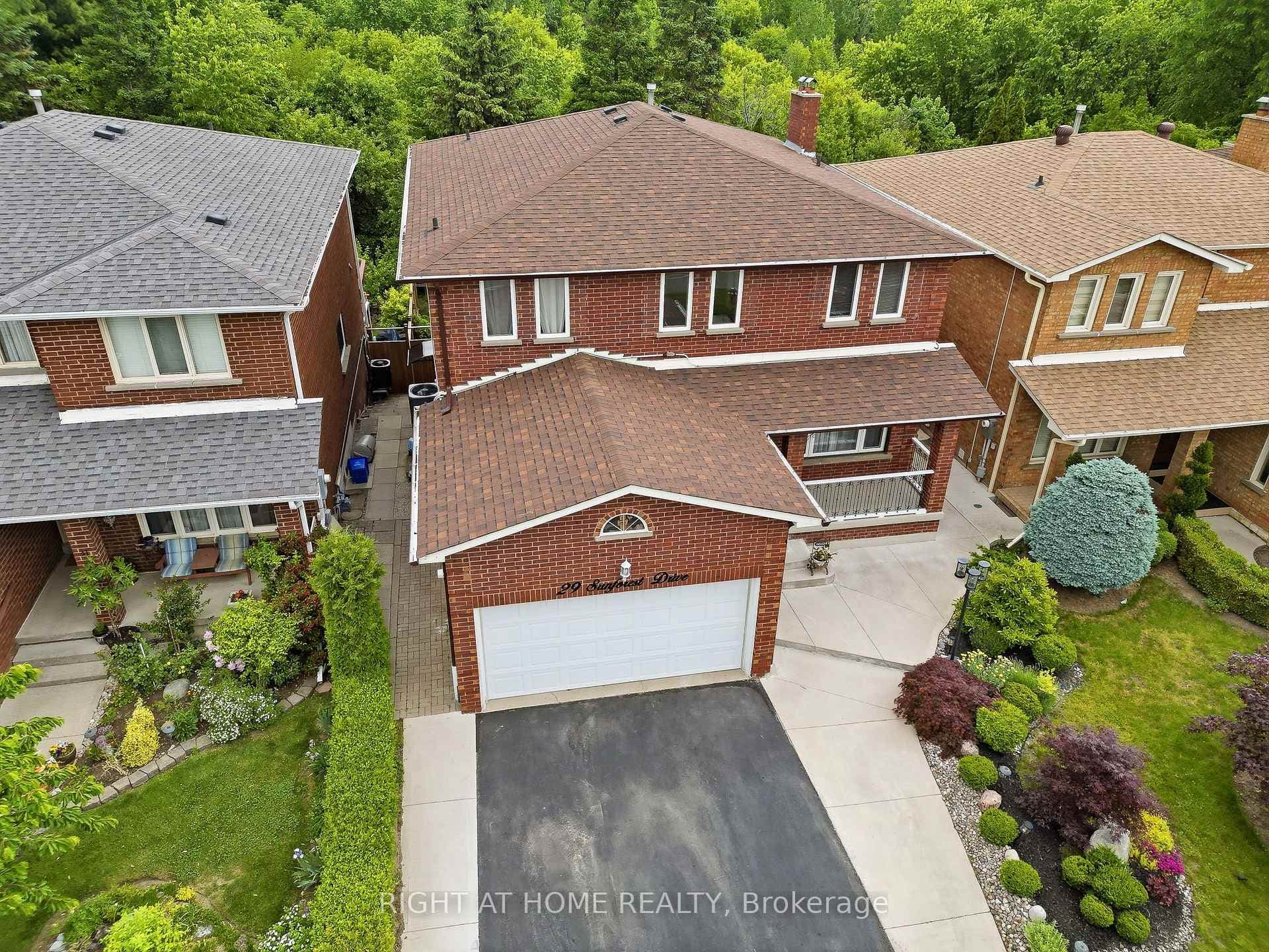 29 Sunforest Drive photo 3