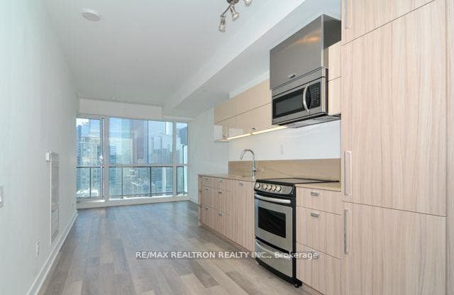 290 Adelaide Street Unit 1007 photo 1