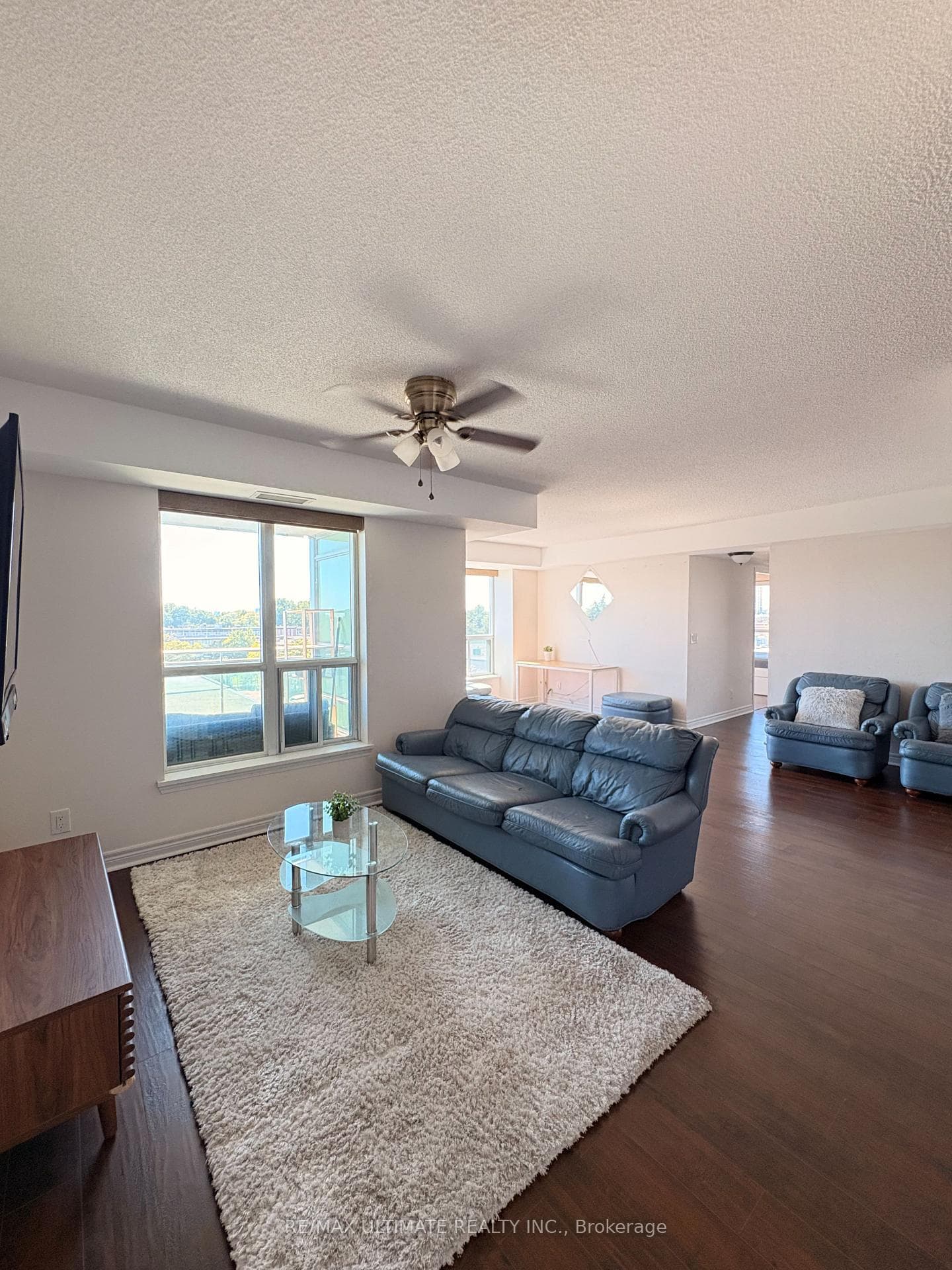 60 Fairfax Crescent Unit 425 photo 2