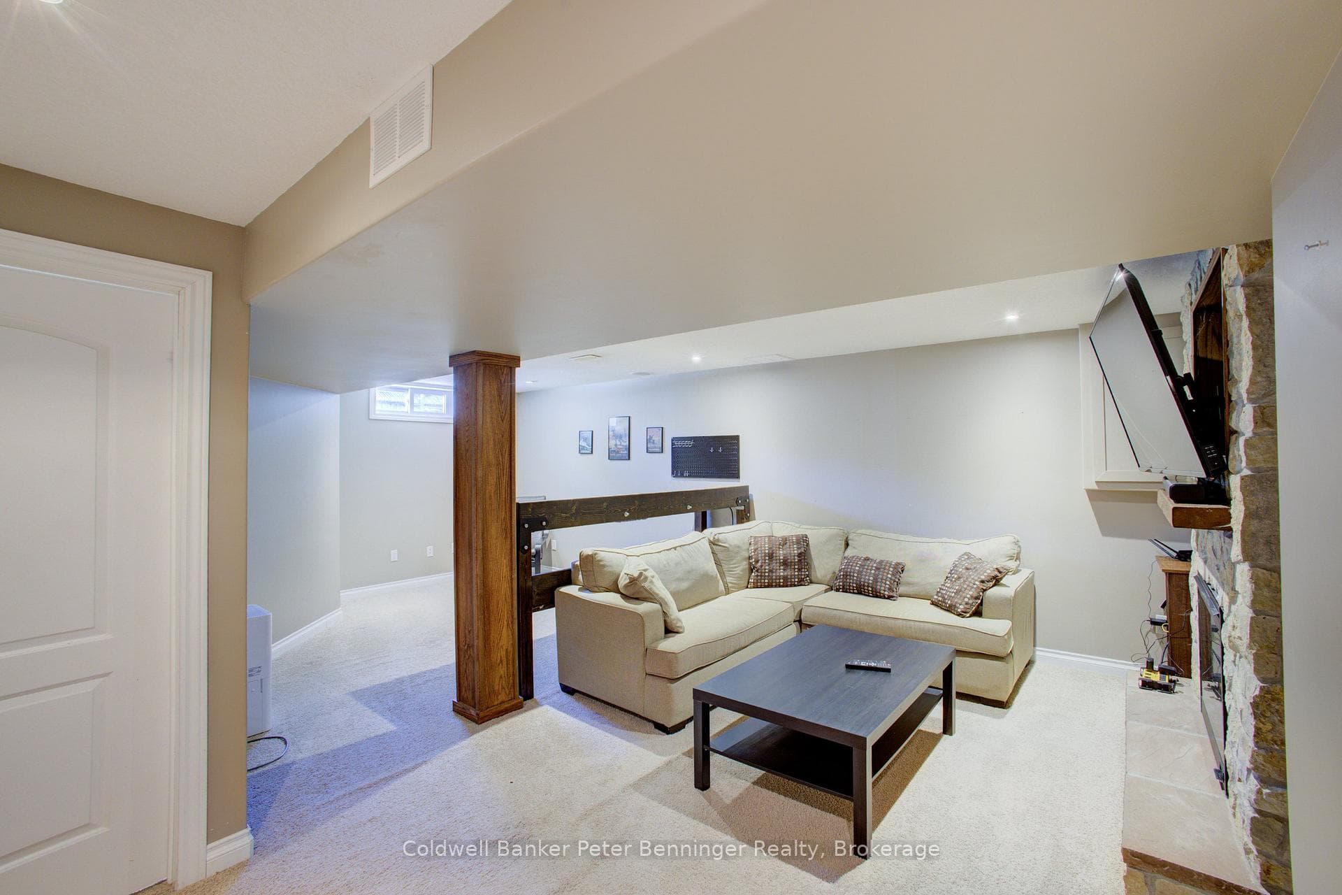 737 Mackendrick Drive photo 27