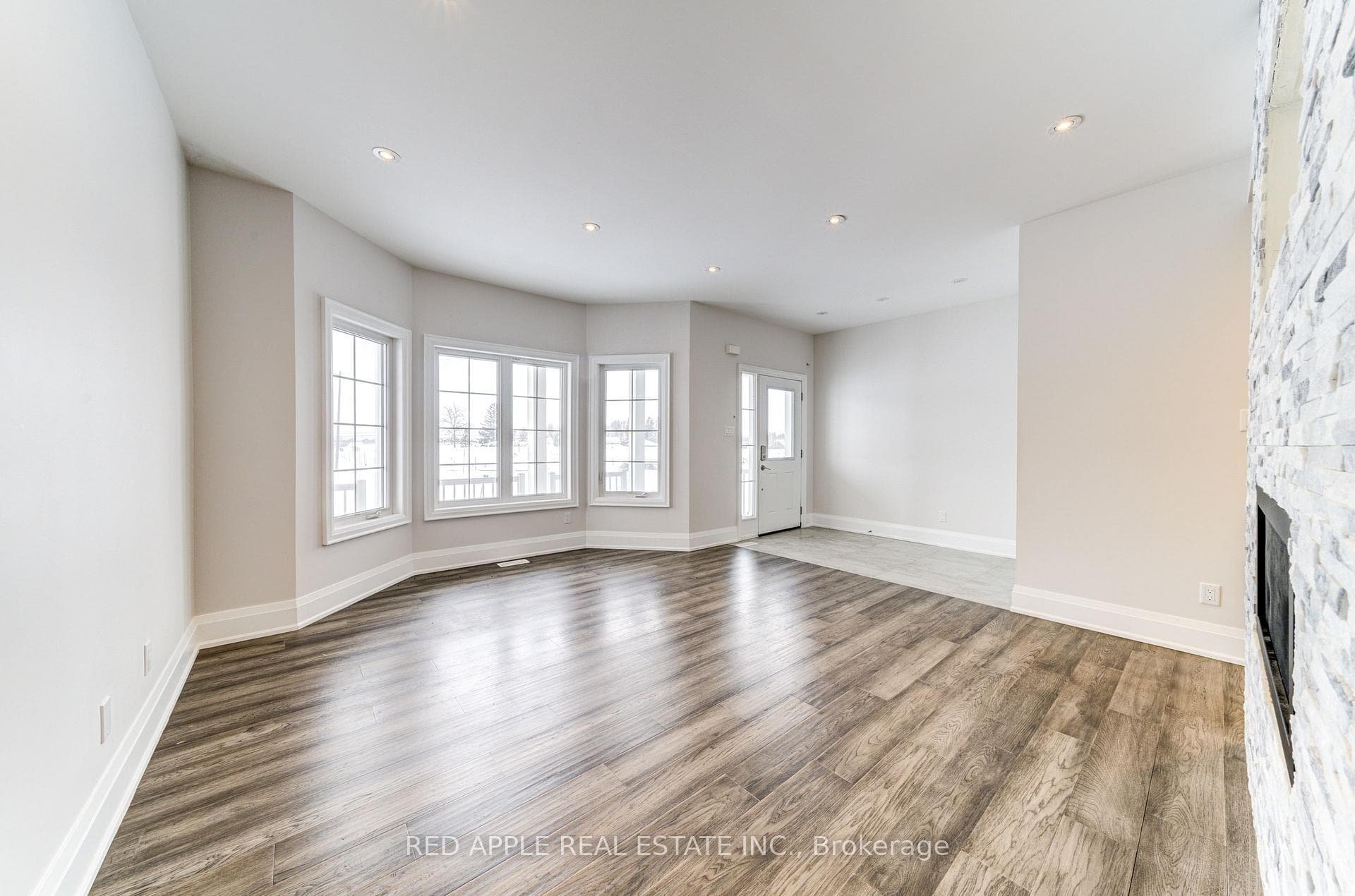 Living Room/Foyer