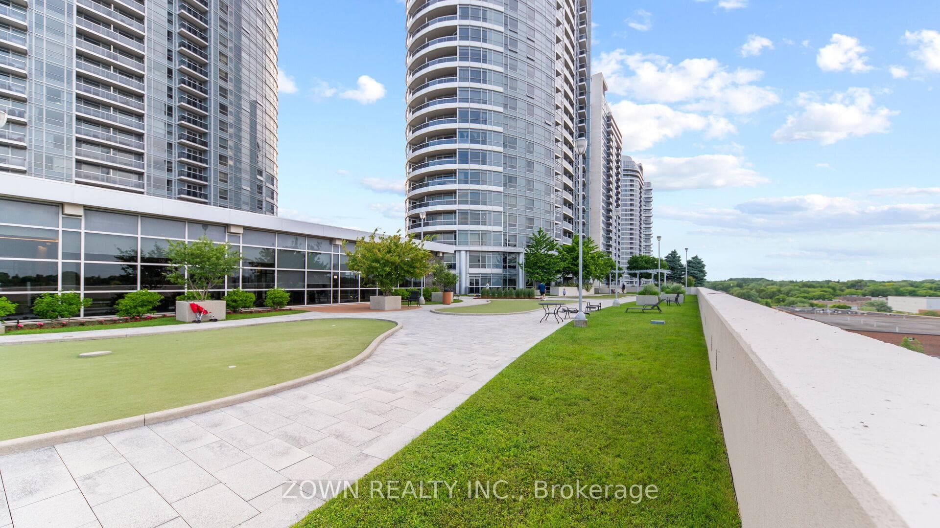 135 Village Green Square Unit 2019 photo 8