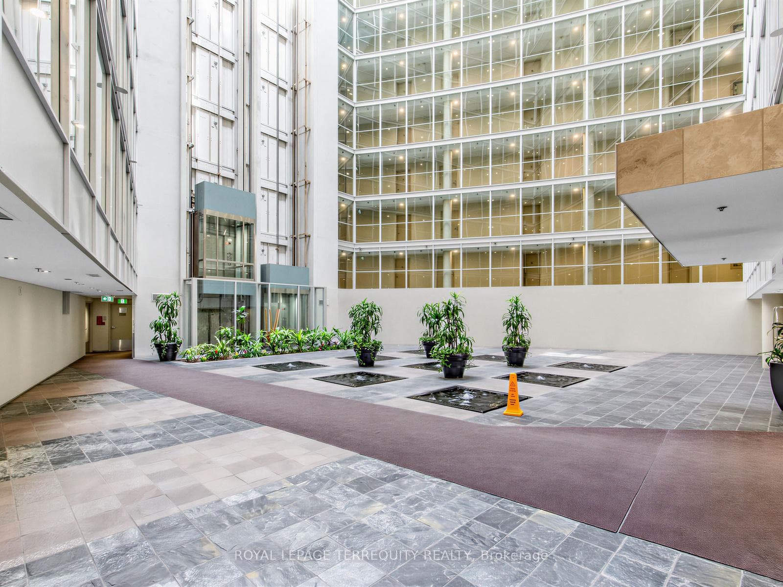 650 Queens Quay Unit 1111 photo 4