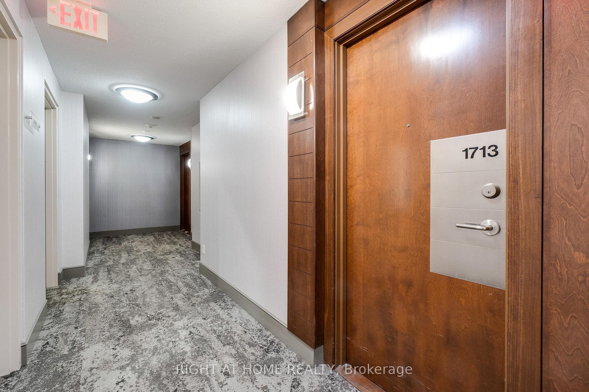 310 Burnhamthorpe Road Unit 1713 photo 4