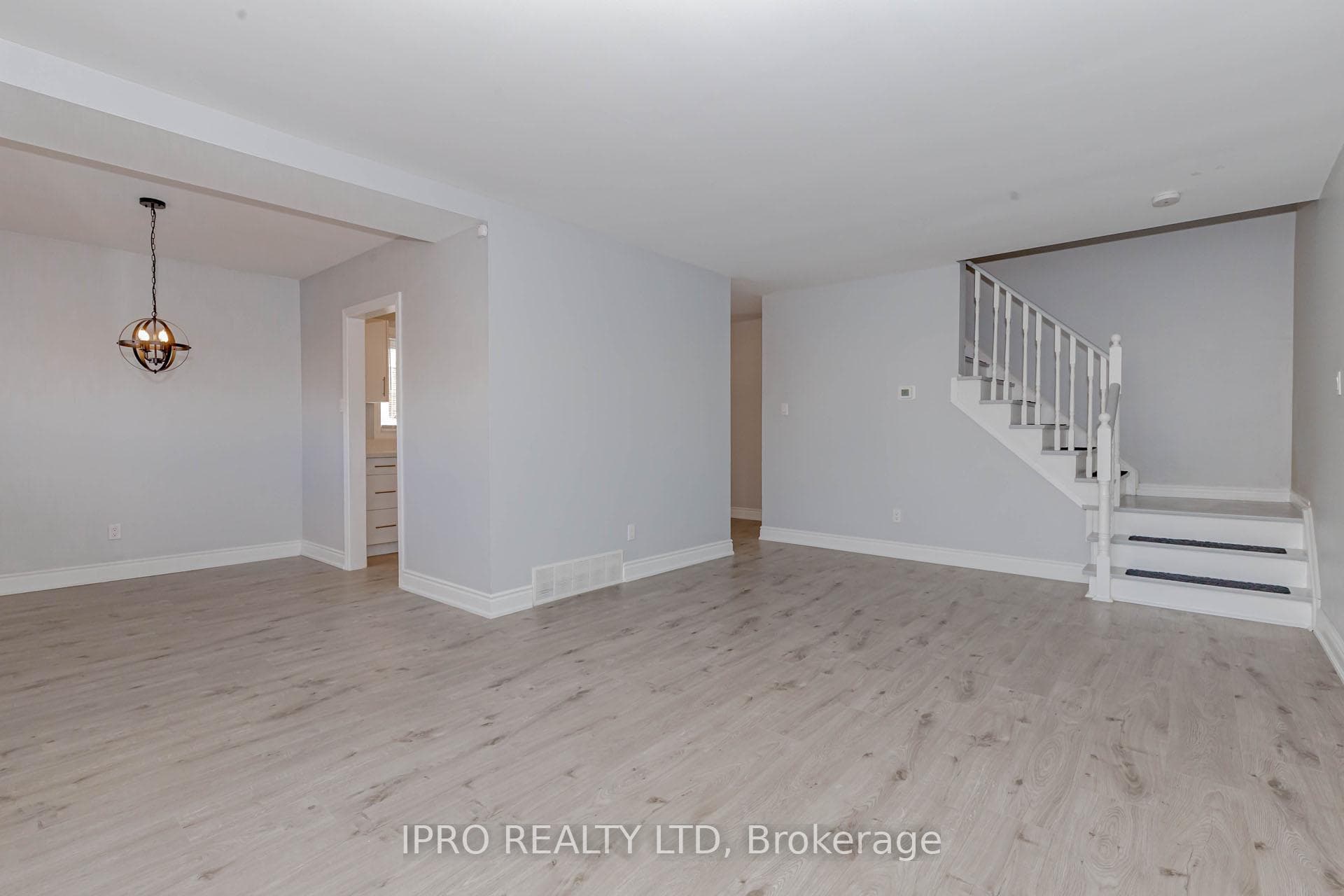 17 Town House Crescent photo 11