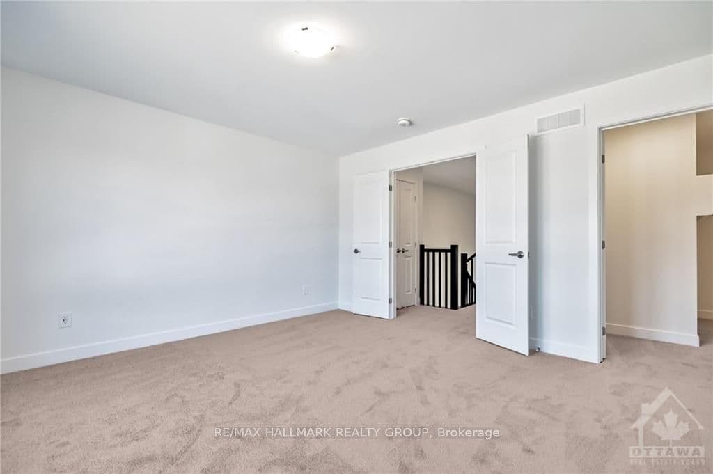 133 BRISTOL Crescent photo 12