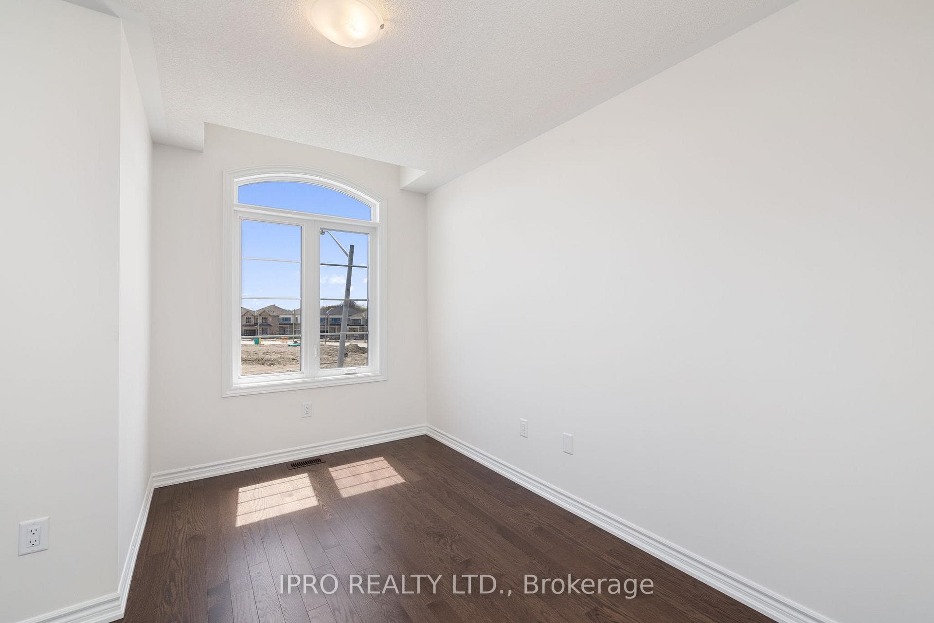 11 Phoenix Boulevard photo 32