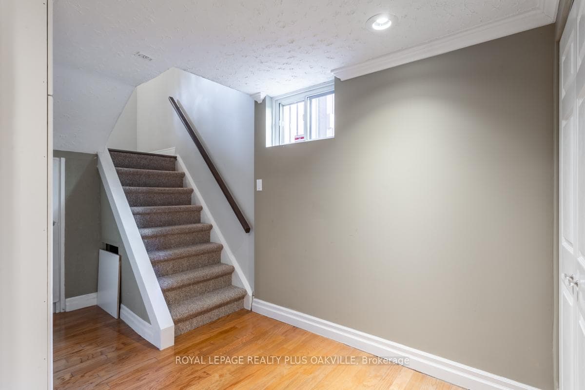 2055 Hixon Street photo 30