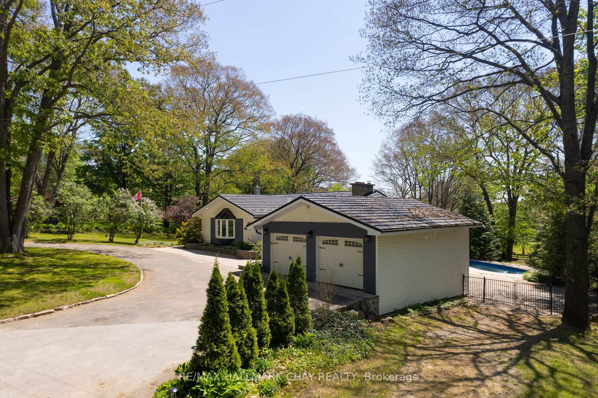 1389 Hendrie Road photo 3