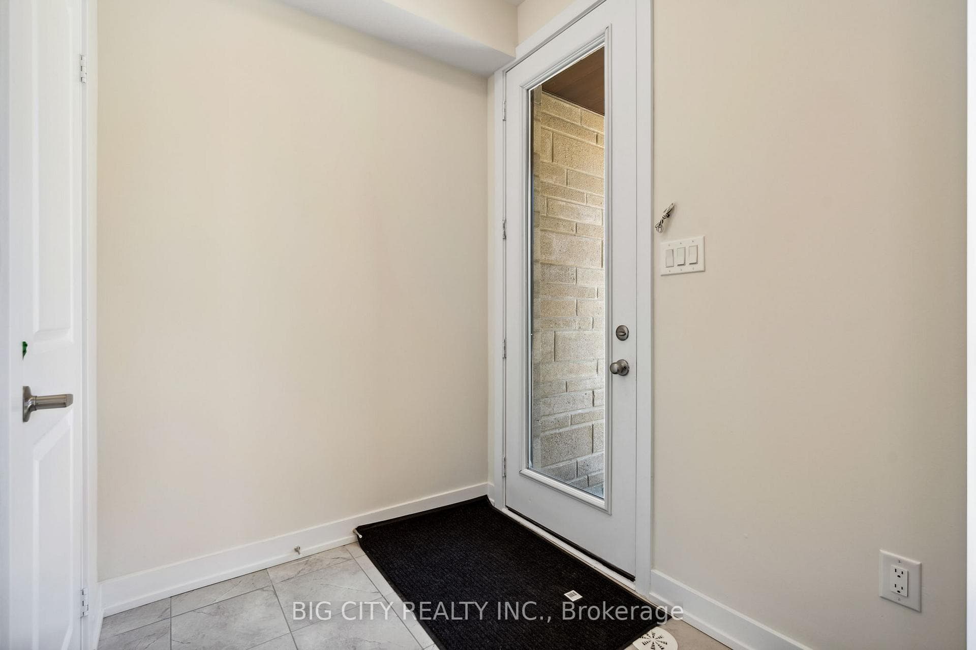 101 Stauffer Crescent photo 3