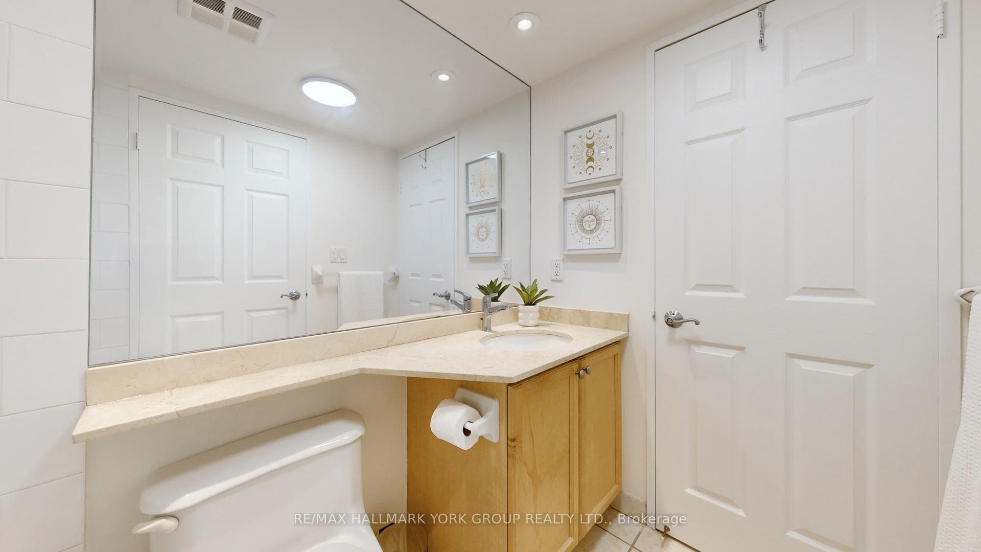 245 Davisville Avenue Unit 512 photo 22