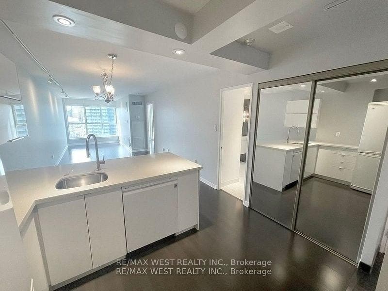 44 St Joseph Street Unit 1515 photo 3